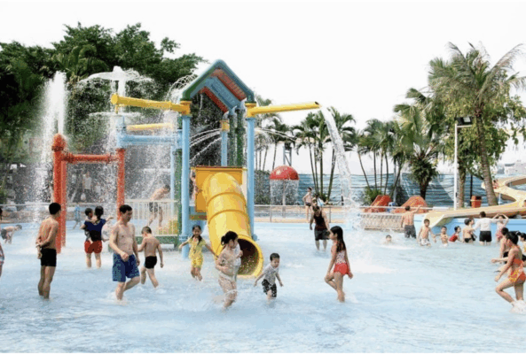 khung cảnh các bé cùng các loại màu sắc đồ bơi